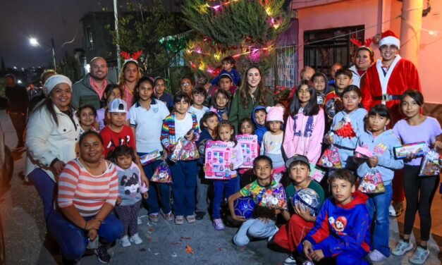 Cecilia Guadiana lleva regalos y felicidad a niños de Saltillo, Coahuila