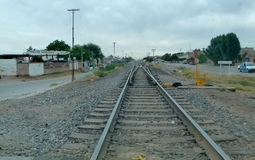 Madre e hijo migrantes caen y mueren aplastados por el tren en Torreón