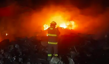 Incendio nocturno consume centro de transferencia en Torreón
