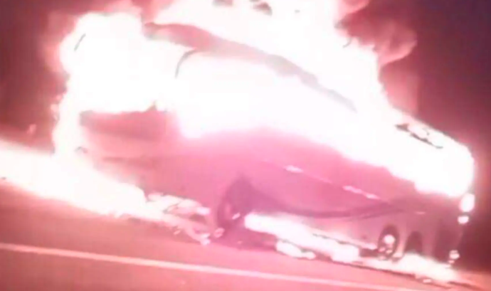 Fuego casi acaba con camión de Banda Rancho Alegre de La Laguna