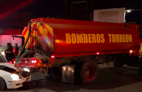 Maniobra imprudente de Bomberos de Torreón causa accidente