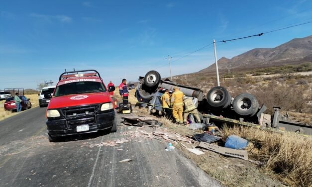 Conductor de tráiler pierde el control y vuelca en Lerdo: Su hijo murió