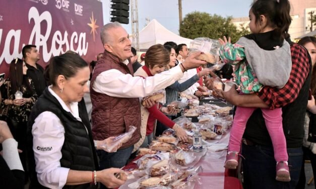 Familias de Torreón disfrutan en la Plaza Mayor la rosca del Día de Reyes