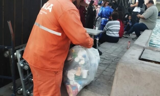 ´La Ola´ de Torreón limpia la Plaza Mayor tras festejo del Día de Reyes
