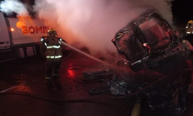 Policiaca: Tráiler con aceite choca y arde en llamas en Lerdo, Durango