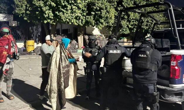 Ante bajas temperaturas en Torreón, DSPM reparte bebidas calientes, abrigos y pan