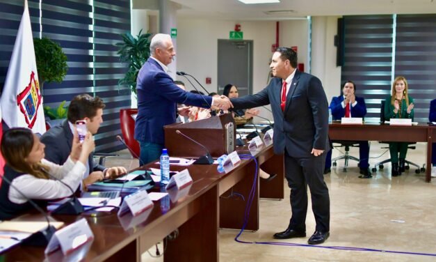 Román Cepeda le toma protesta a Raúl Garza como 7mo regidor en el Cabildo de Torreón