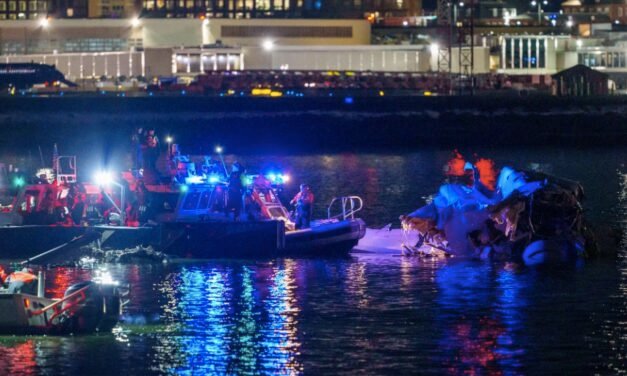 Investigación en marcha tras accidente aéreo en Washington: posibles fallos en el control de tráfico