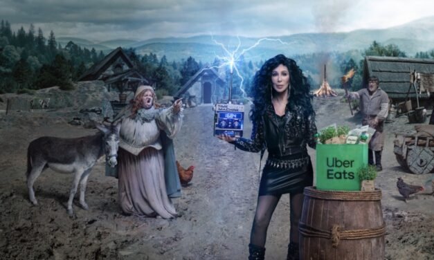 Cher protagoniza la nueva campaña de Uber Eats con un viaje inesperado en el tiempo