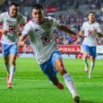 Cruz Azul remonta y vence a Necaxa con golazo de Lira y show de Kevin Mier