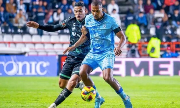 Pachuca vence a Santos 2-1 en un duelo marcado por la polémica arbitral