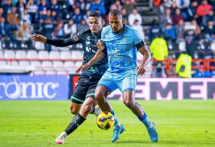 Pachuca vence a Santos 2-1 en un duelo marcado por la polémica arbitral