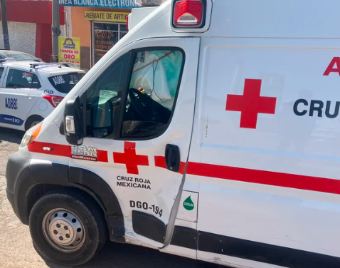 Ambulancia de Gómez Palacio se pasa el rojo y causa accidente