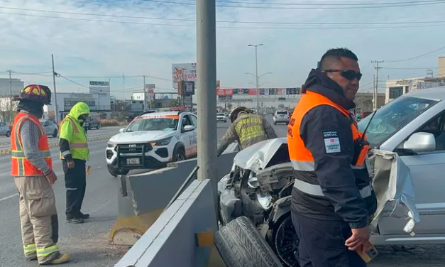 Tráiler hace que mujer pierda el control del volante en Torreón