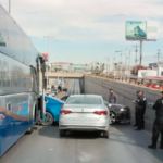 Tres vehículos generan caos vial tras accidente en desnivel de Torreón