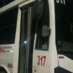 Vecino deja camión en cochera de mujer en Torreón: ella le reclama y la golpean