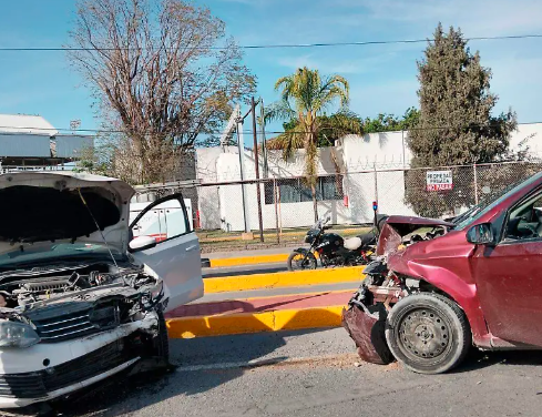 Bulevar de Gómez Palacio sufre caos vial tras accidente entre tres