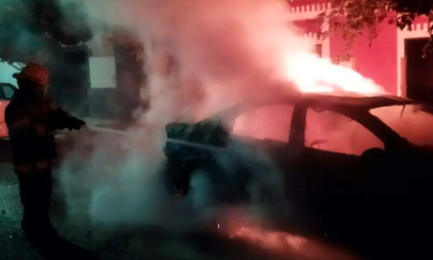 Bomberos de Torreón no pudieron controlar fuego que acabó con carro