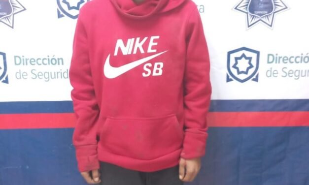 Dos amenazan a policías de Torreón y usan rama para golpearlos