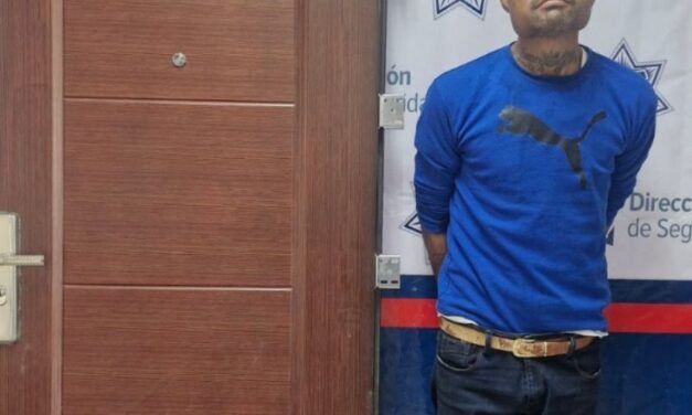 Creyó que no lo verían robar una puerta en pleno Centro de Torreón