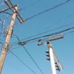 Por imagen y seguridad, retiran cables viejos en Torreón