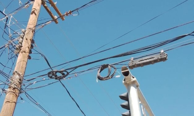 Por imagen y seguridad, retiran cables viejos en Torreón