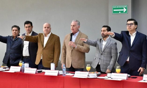 Román Cepeda toma protesta a nuevos consejeros del IMPLAN en Torreón