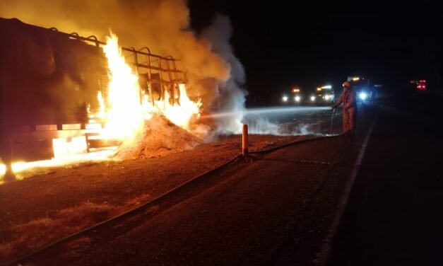 Fuego consume tráiler con alimento para ganado en la Lerdo-Gómez Palacio