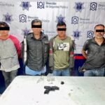 Detienen a cuatro remolcando un carro, con droga y arma falsa en Torreón