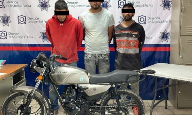 Tres en moto robada ven a la Policía de Torreón y huyen: chocan y les hayan droga