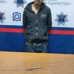 En vez de abrir puertas de Oxxo en Torreón, insultaba: amenaza a policías con cuchillo