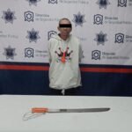 Hijo lanza piedras y amenaza con machete a su madre en Torreón
