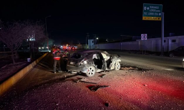 Trágico accidente en Lerdo: vehículo impacta camellón y deja un peatón sin vida