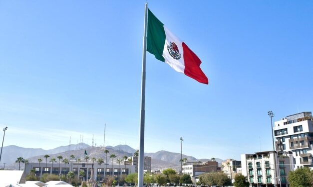 Torreón conmemora el Día de la Bandera con acto cívico en la Plaza Mayor
