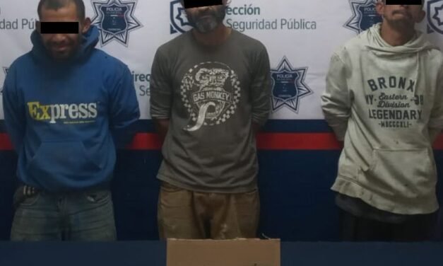 Tres se pelean en calles de Torreón pero se unen contra la Policía Municipal