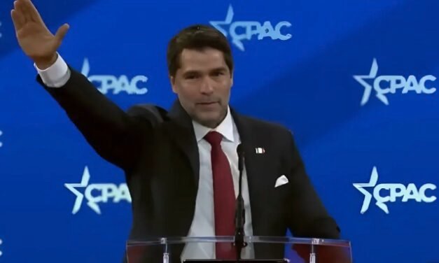 Polémica en CPAC: Eduardo Verástegui realiza saludo nazi