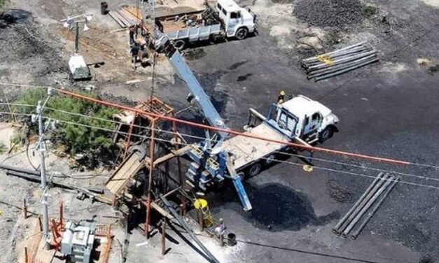 Familias de mineros de El Pinabete presentan denuncia ante la FGR