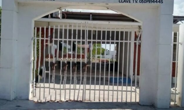 Madres toman escuelas en Monclova por presunto desvío de fondos escolares