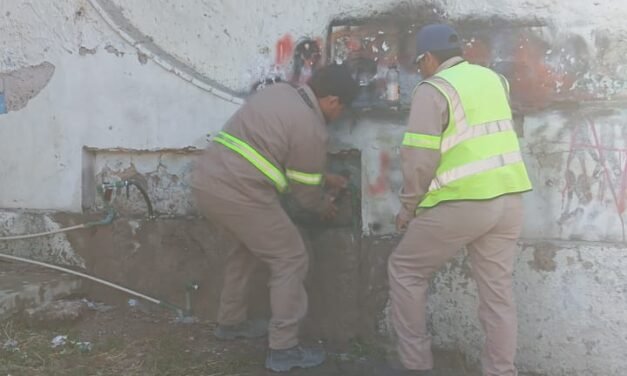 SIMAS Torreón repara fuga de agua en tubería particular sobre Bulevar Revolución