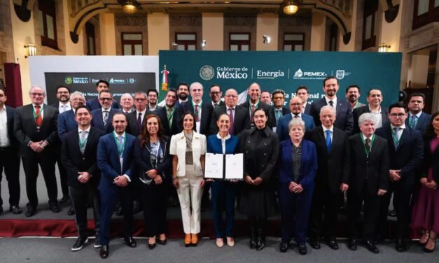 Gobierno y empresarios pactan tope voluntario de 24 pesos a la gasolina regular