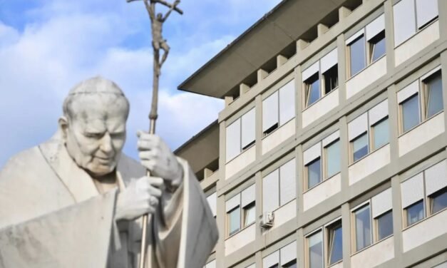 El Papa Francisco sigue mejorando, pero su pronóstico aún es reservado