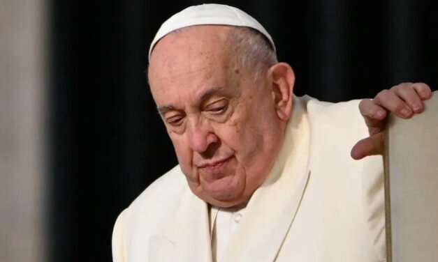 El Papa Francisco muestra signos de mejora tras hospitalización por neumonía bilateral