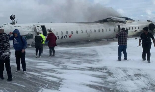 Avión de Delta Airlines se accidenta en pista nevada de Toronto