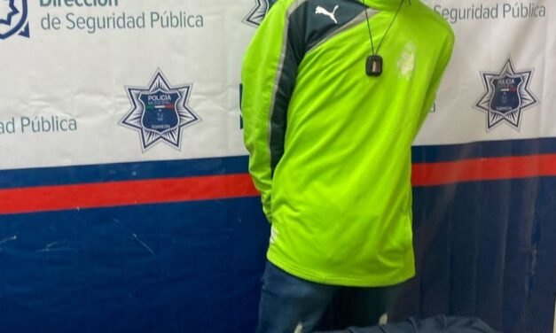 Detienen a hombre tras romper ventana de camión de bomberos en Torreón