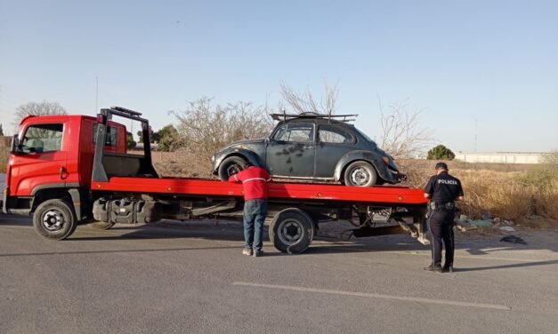 Tras sustraer cable del Municipio de Torreón, quiso huir en su bocho