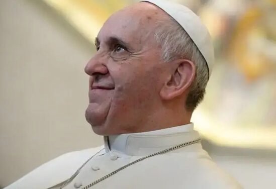 El Papa Francisco sufre crisis respiratoria durante hospitalización en Roma