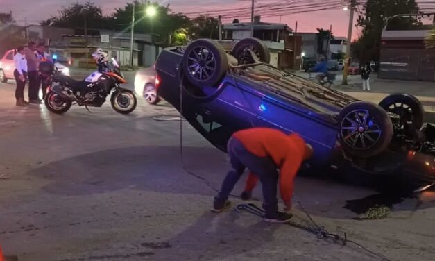 Conductor en estado de ebriedad vuelca su vehículo en Torreón