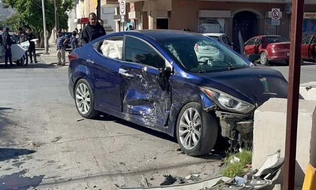 Choque en el Centro de Torreón deja un lesionado y daños materiales