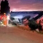 Autobús de personal cae en canal de riego en San Pedro, Coahuila; conductor resulta ileso
