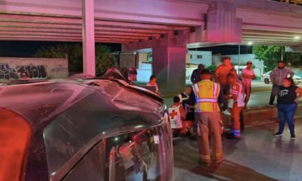 Conductor vuelca tras chocar contra señal vial en la carretera Torreón-Matamoros